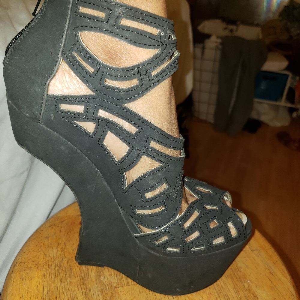 Black wedges